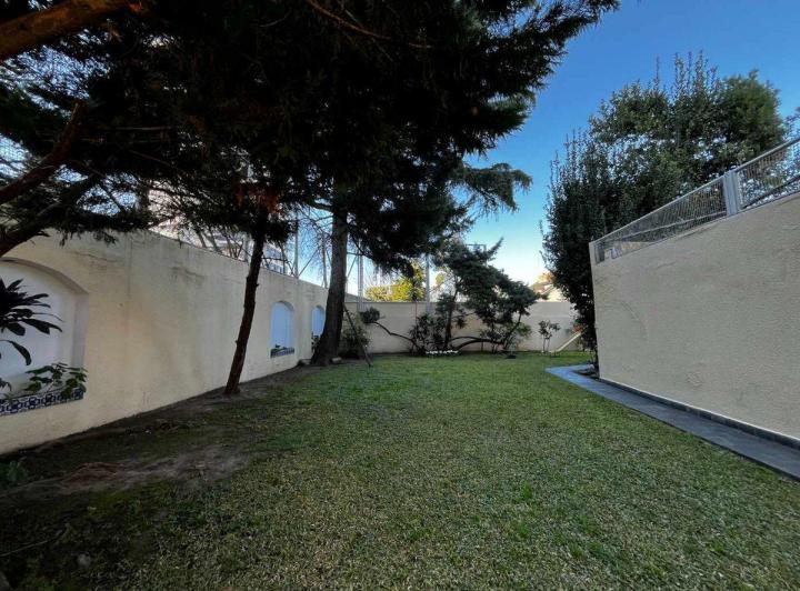 Casa · 323m² · 2 Ambientes · 2 Cocheras