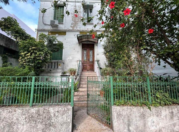 Casa · 530m² · 5 Ambientes · 4 Cocheras