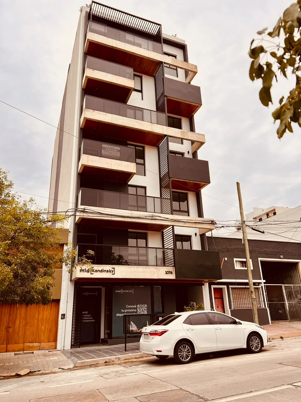 EXCELENTE DISEÑO - BALCON CON ASADOR
