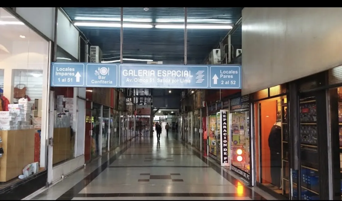 GALERIA ESPACIAL - Local con entrepiso. Escalera Caracol.