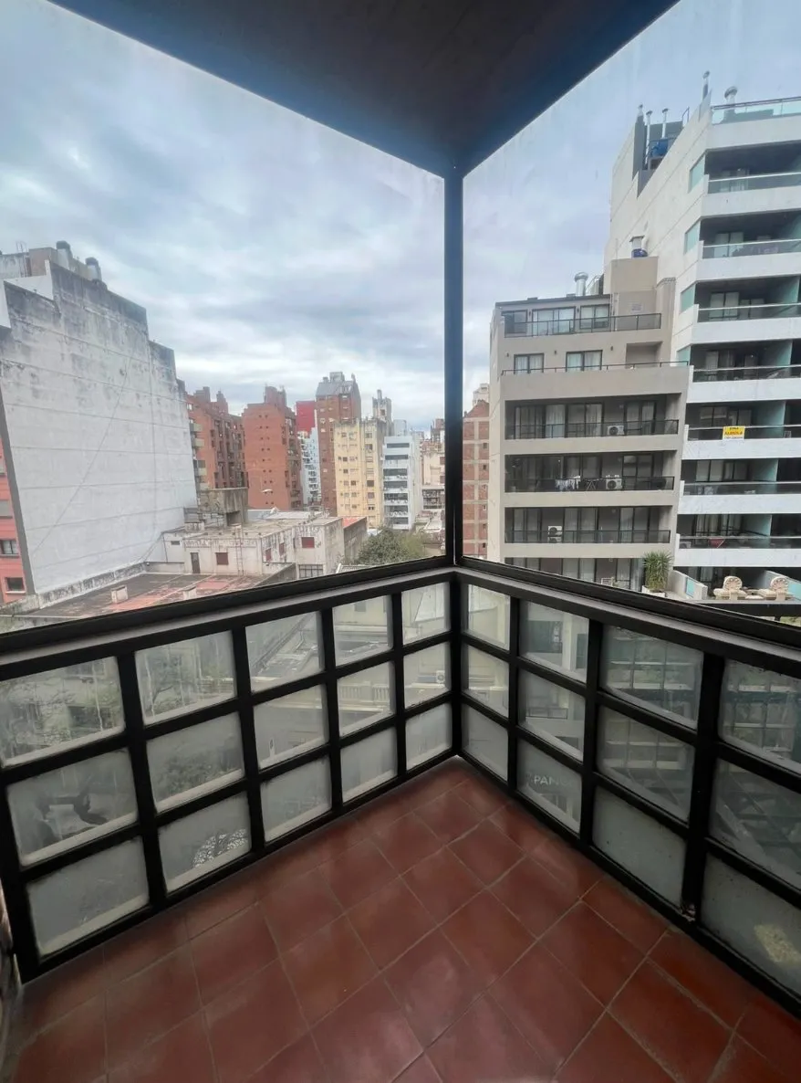 VENTA – departamento sobre Hipólito Irigoyen, piso completo de 3 dormitorios – P...