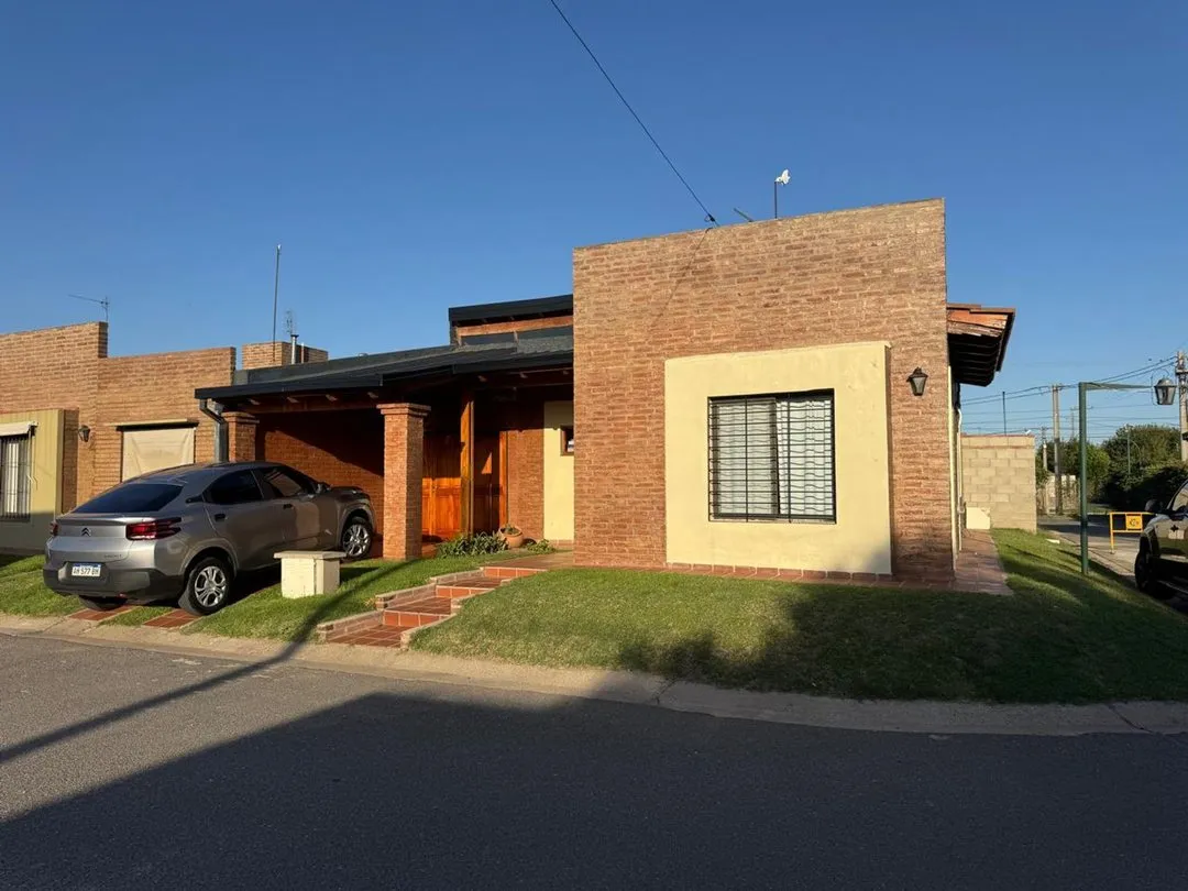 CASA CORDOBA Bº MATIENZO HOUSING ZONA SUR APTO CREDITO 3 DORMI PILETA QUICHO COCHERA VENTA