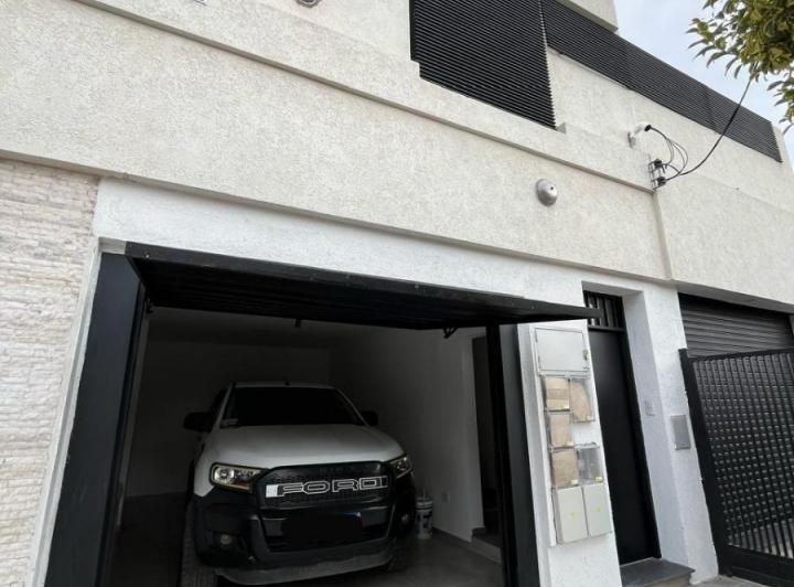 Casa · 385m² · 4 Ambientes · 1 Cochera