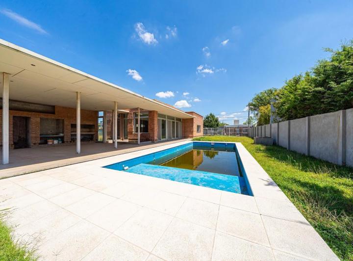Casa · 250m² · 3 Ambientes · 2 Cocheras
