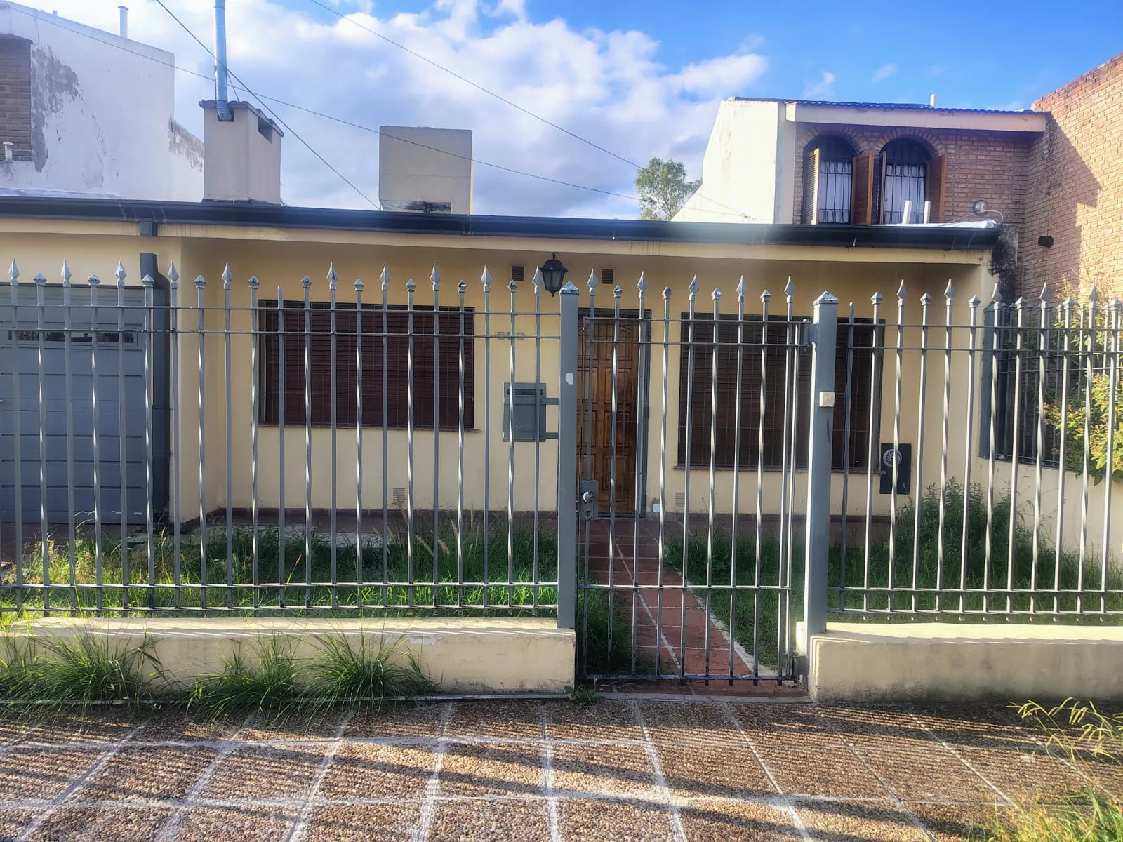CASA 2 DORMITORIOS + DPTO Y PATIO