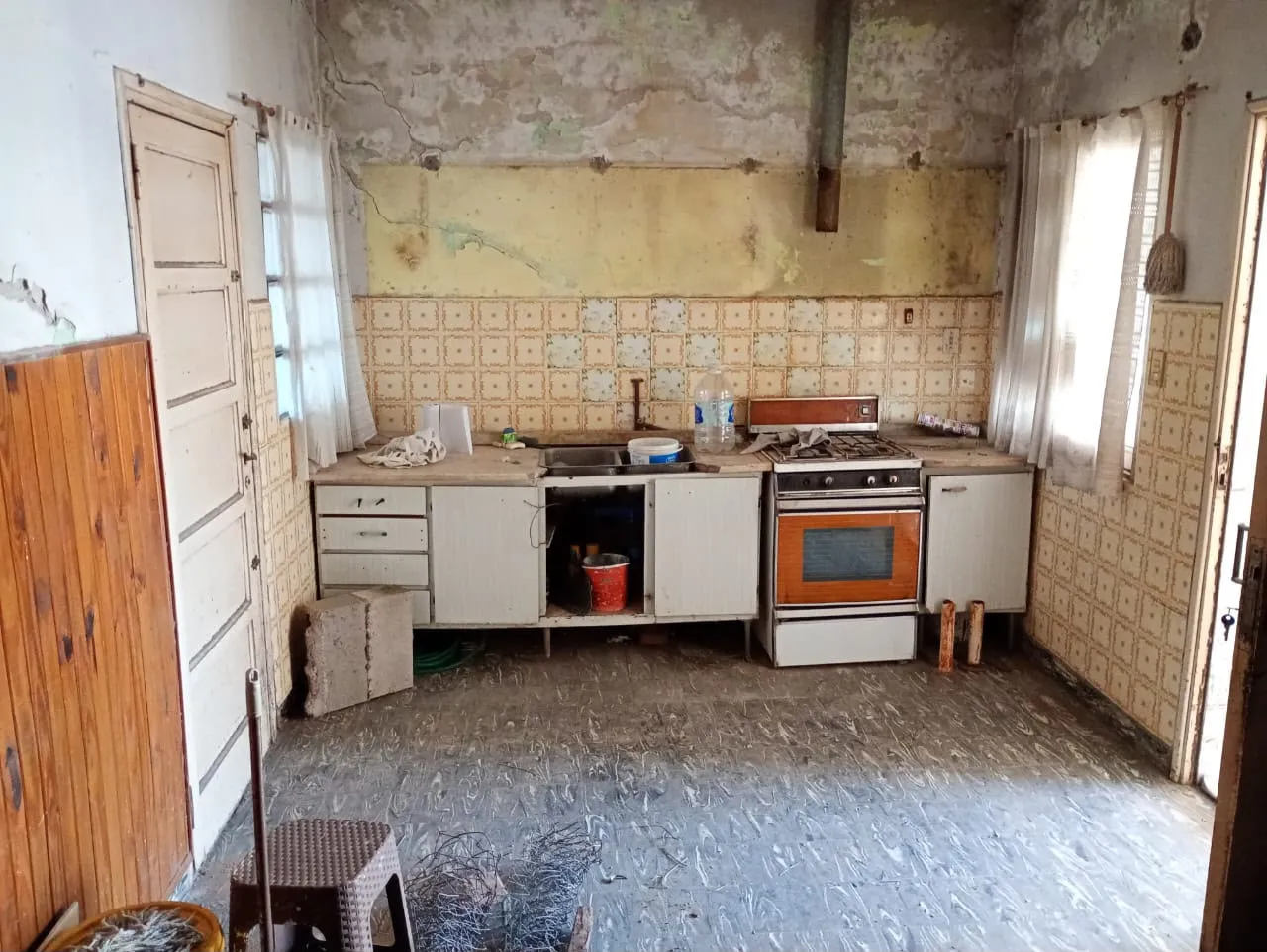 VENDO CASA DE 3 DORM. A RECICLAR EN B° BELGRANO! RÍO TERCERO! U$D 60.000