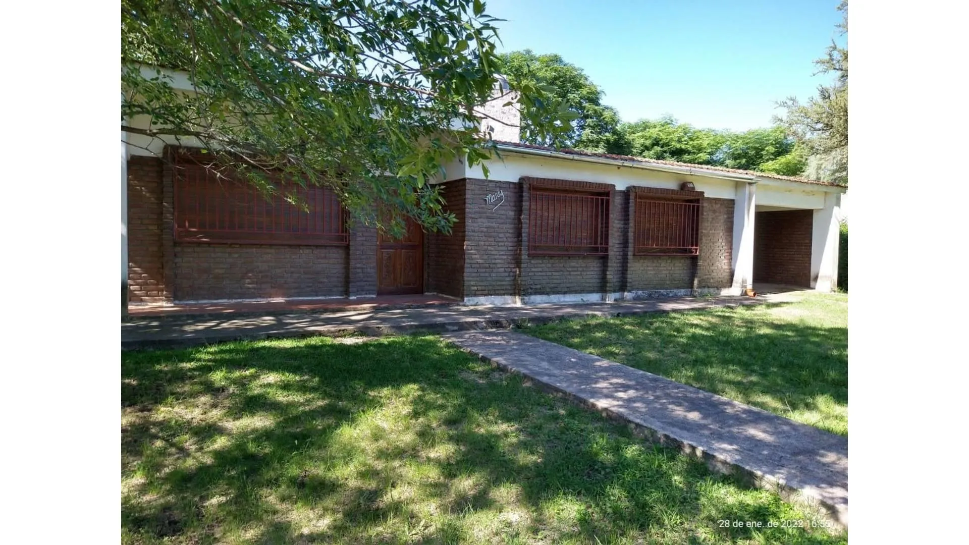 SE VENDE CASA 2 DORM, PATIO, COCHERA, 4 CUADRAS RIO COSQUIN.