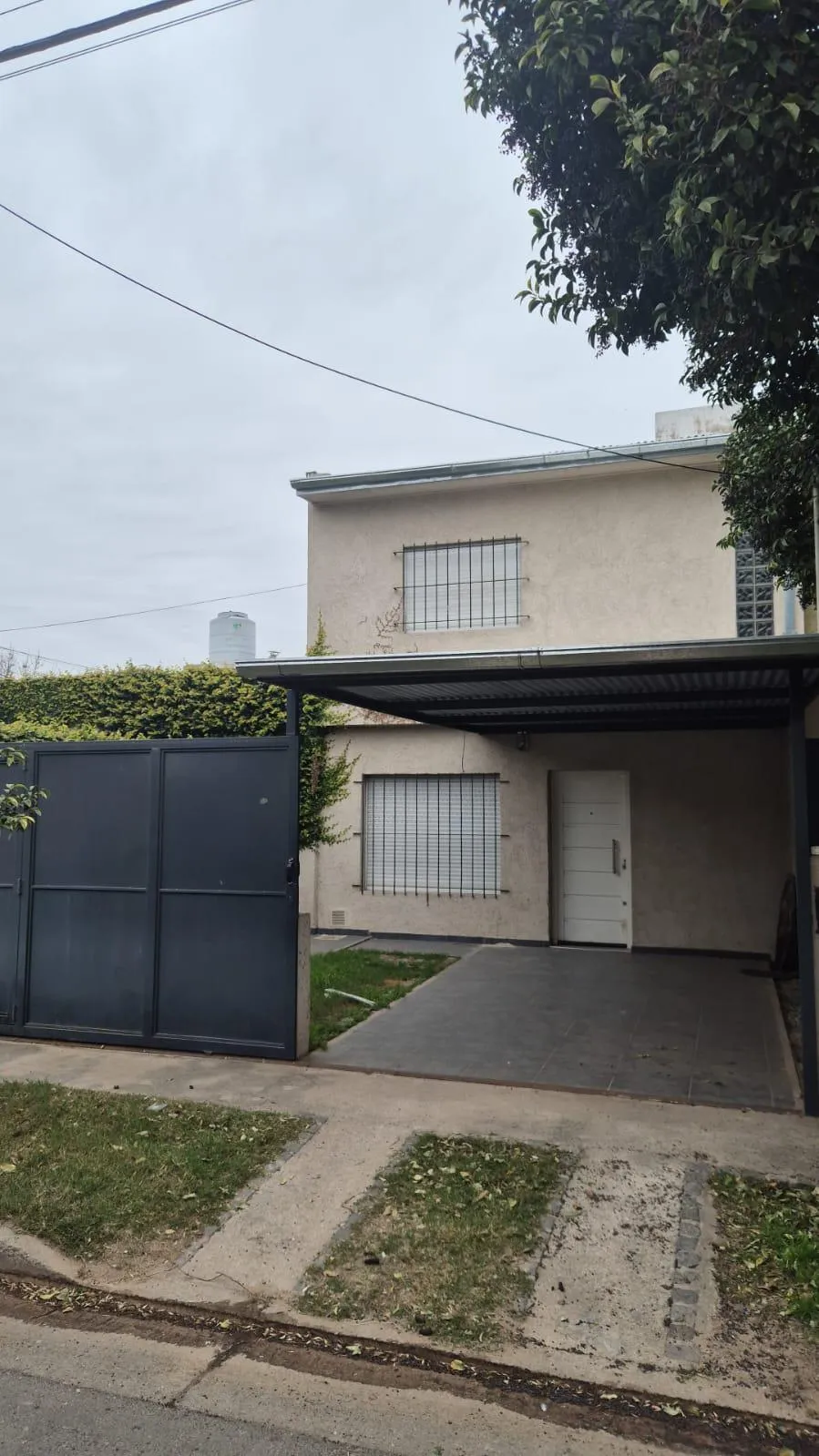 CASA - DOS DORMITORIOS - DOS BAÑOS - COCHERA - JARDIN