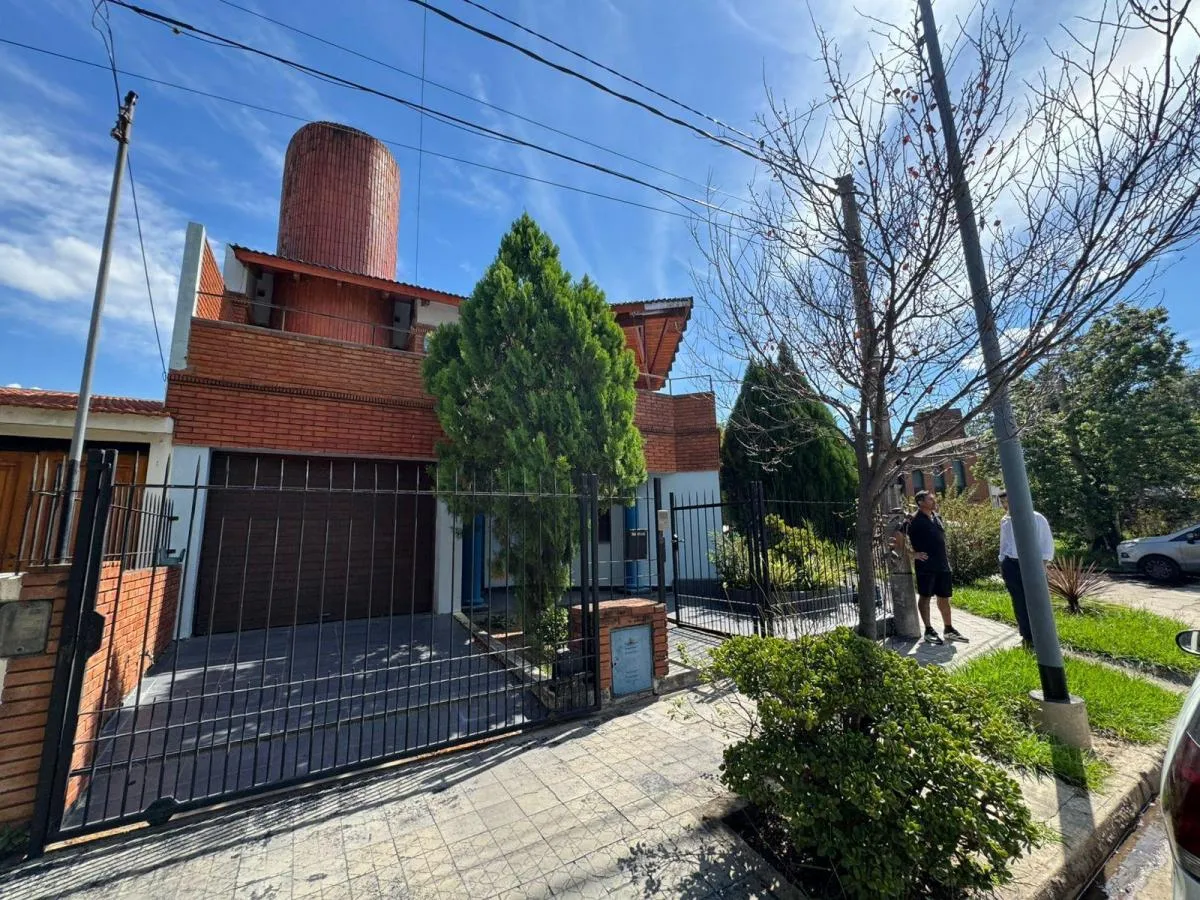 CASA DE 6 HABITACIONES A LA VENTA EN BARRIO ALTO VERDE- APTA CREDITO