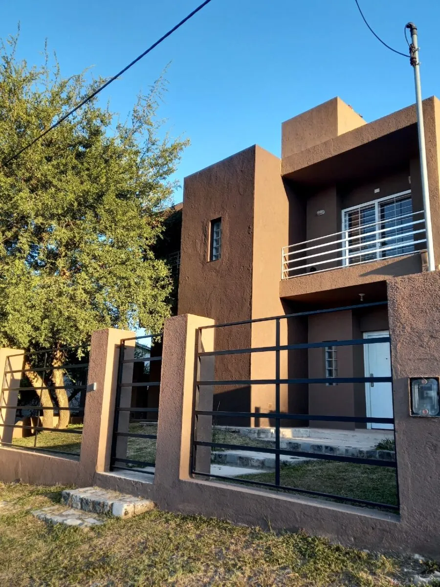 CASA A MTS DE  ROTONDA UNQUILLO. EXCELENTE PROPIEDAD. 3 DORM