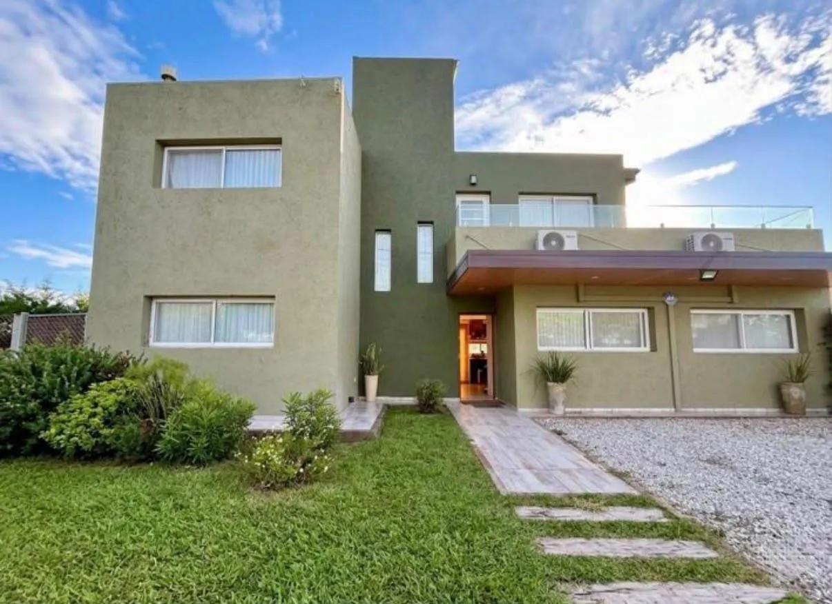 VENTA  MODERNA CASA EN COUNTRY LAS CORZUELAS