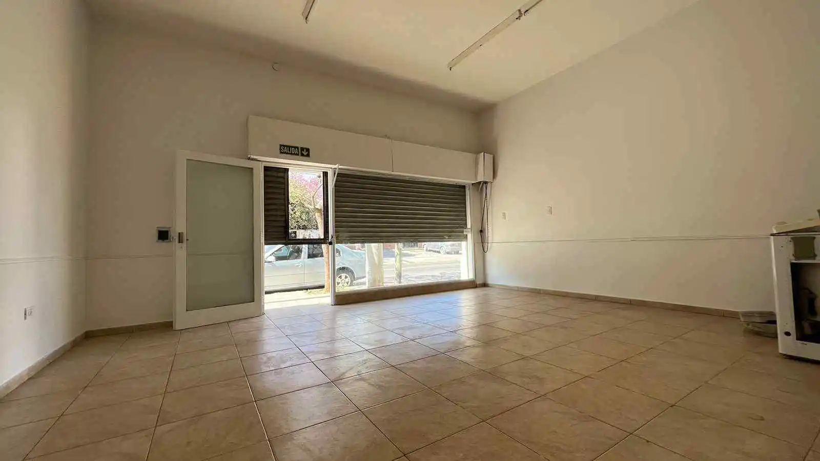 Local Juan B. Justo 30m2  fte Vidriado