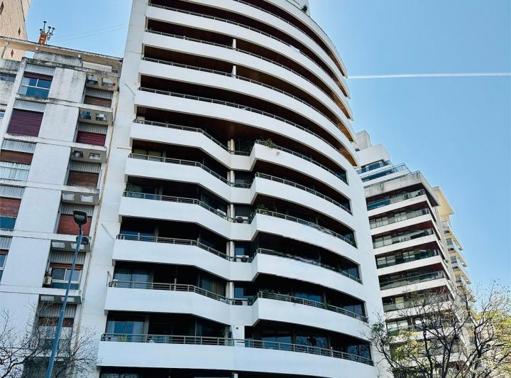Departamento · 240m² · 8 Ambientes · 1 Cochera