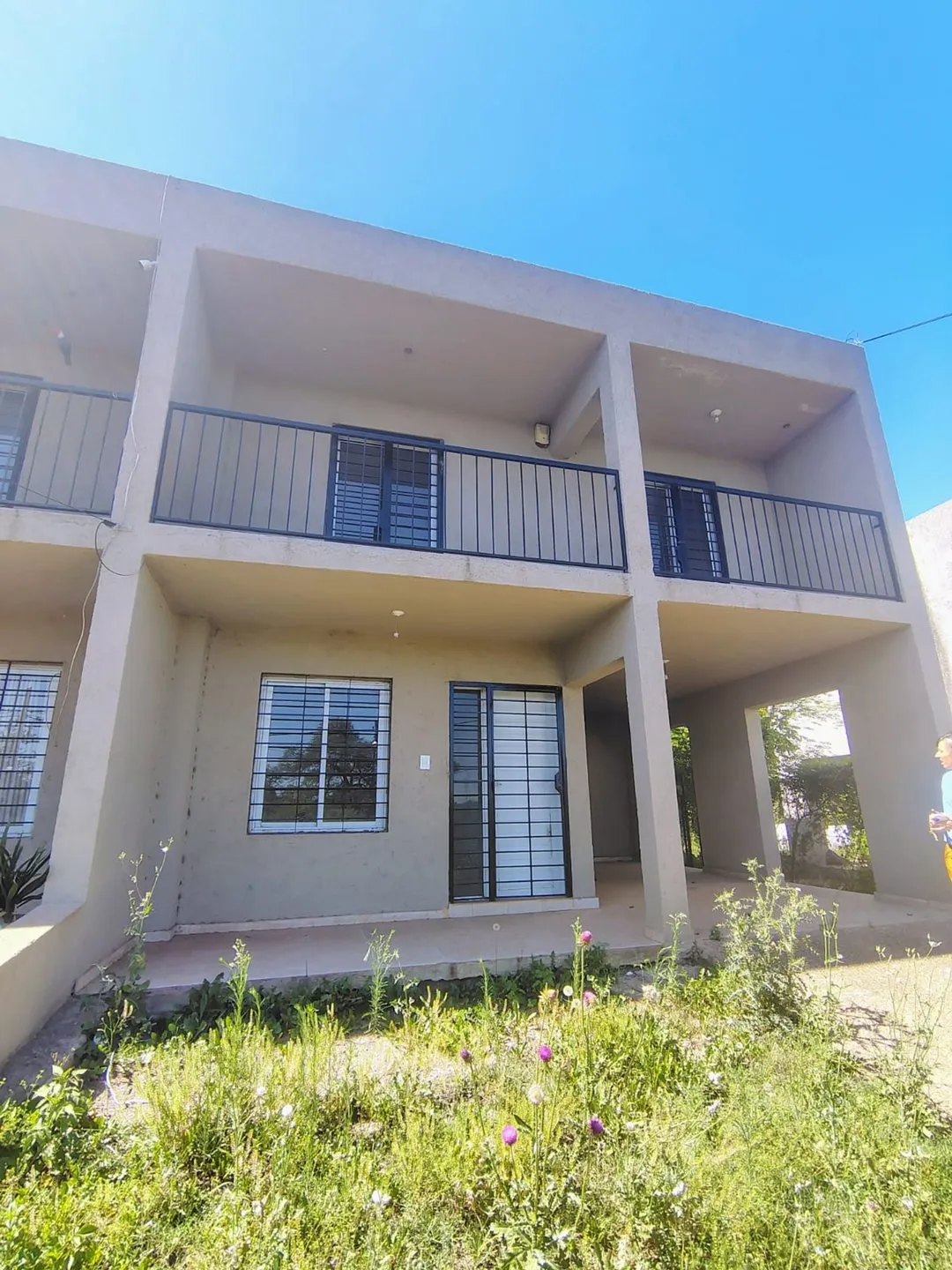 El Equipo REMAX VENDE Dúplex de 3 dormitorios ubicado en la localidad de Villa A