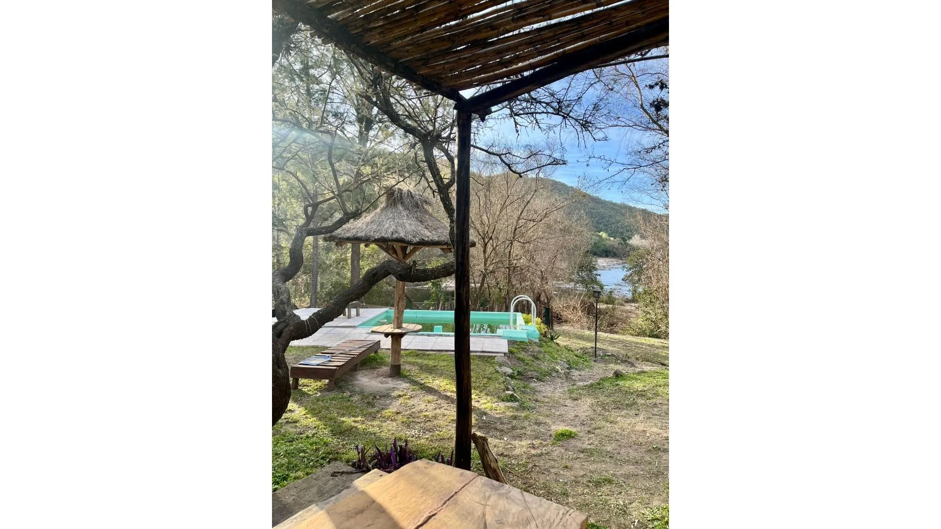 CASA + DEPTO DE HUÉSPEDES EN LA SERRANITA CON COSTA AL RIO!