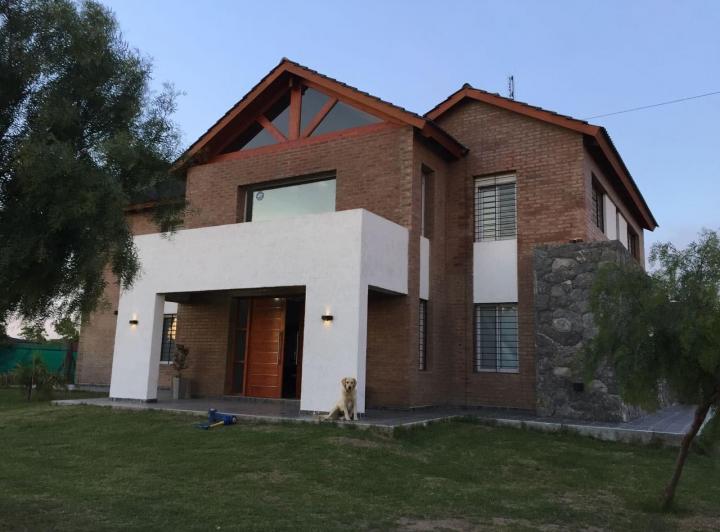 Casa · 406m² · 9 Ambientes · 2 Cocheras