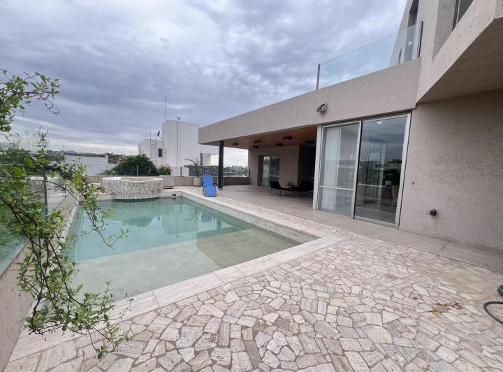 Casa · 430m² · 8 Ambientes · 4 Cocheras