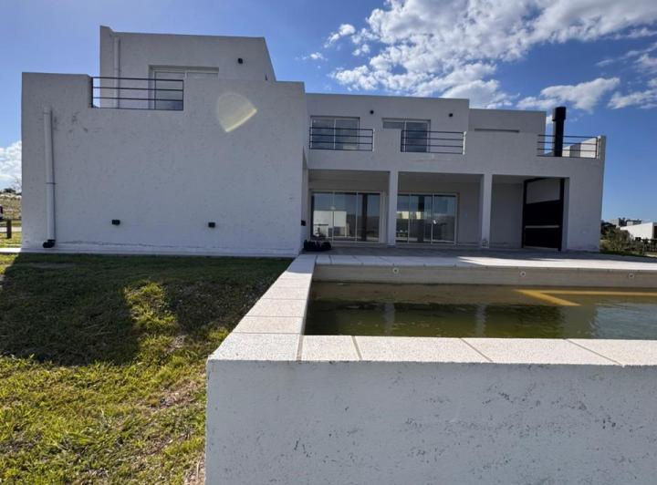 Casa · 300m² · 6 Ambientes