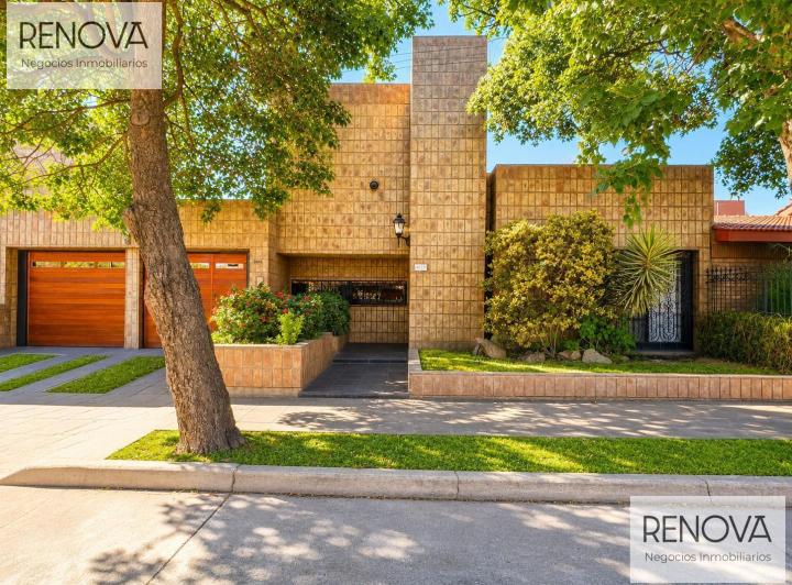 Casa · 300m² · 8 Ambientes · 4 Cocheras
