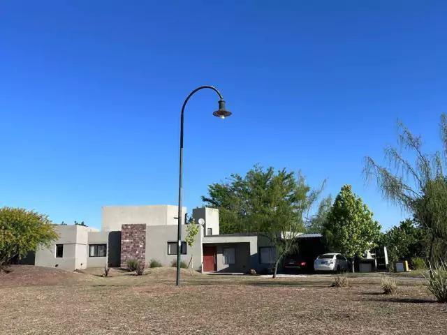 Casa · 300m² · 7 Ambientes · 2 Cocheras