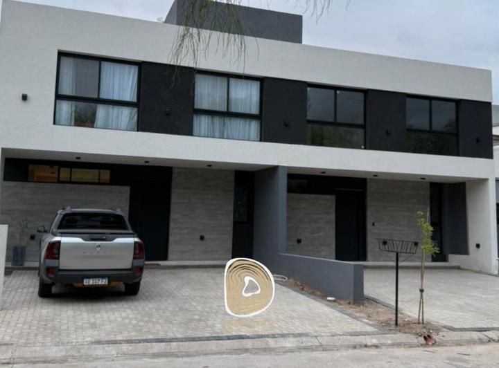 Casa · 180m² · 5 Ambientes · 2 Cocheras