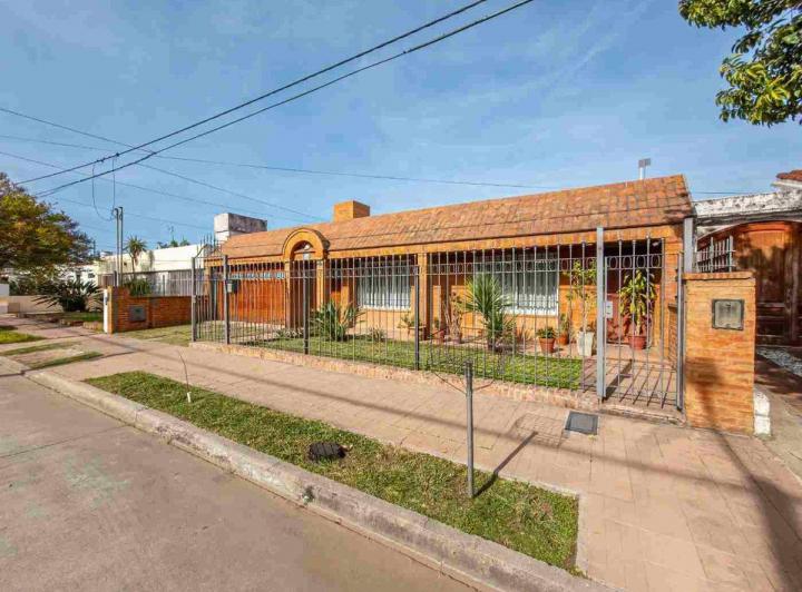 Casa · 194m² · 8 Ambientes · 2 Cocheras