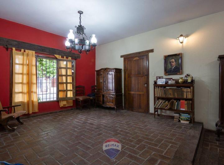 Casa · 230m² · 8 Ambientes · 1 Cochera