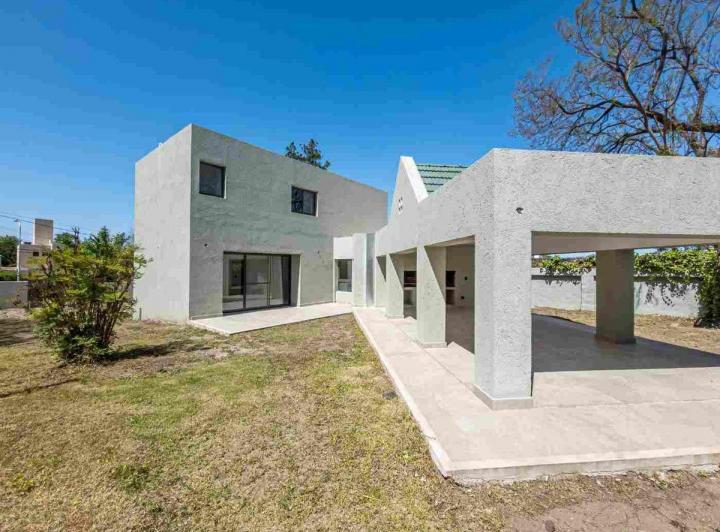 Casa · 210m² · 7 Ambientes · 2 Cocheras