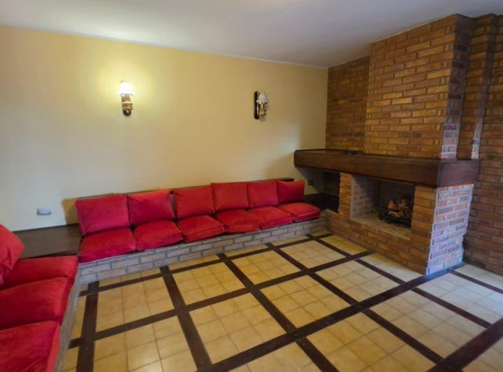 Casa · 5 Ambientes · 3 Cocheras
