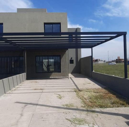 Casa · 140m² · 3 Dormitorios · 2 Cocheras