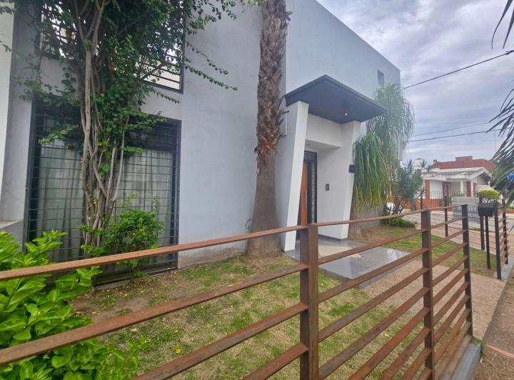 Casa · 172m² · 7 Ambientes · 2 Cocheras