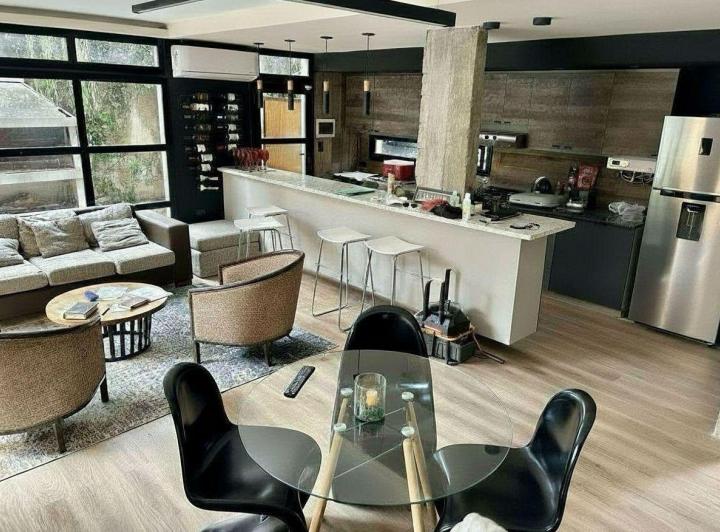 Casa · 145m² · 4 Ambientes · 2 Cocheras