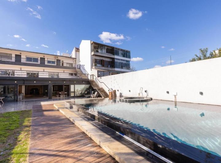 Casa · 1200m² · 8 Ambientes · 2 Cocheras