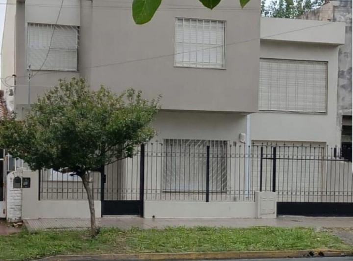 Casa · 240m² · 8 Ambientes · 1 Cochera
