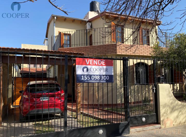 Casa · 210m² · 5 Ambientes · 2 Cocheras