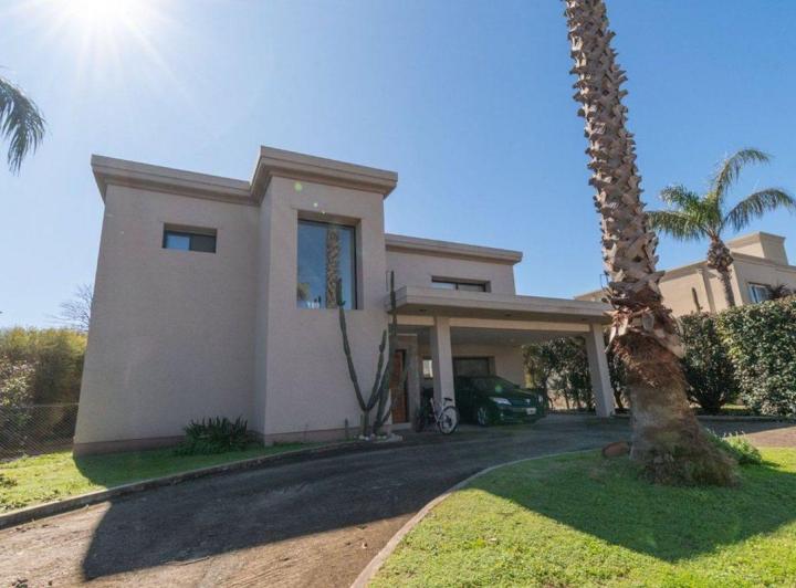Casa · 210m² · 6 Ambientes · 2 Cocheras