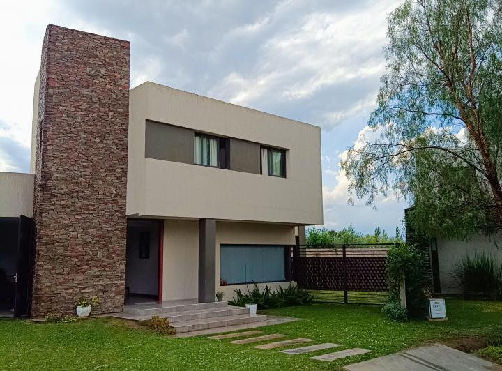 Casa · 285m² · 5 Ambientes · 2 Cocheras