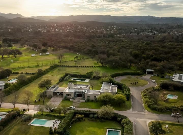 Casa · 350m² · 7 Ambientes · 4 Cocheras