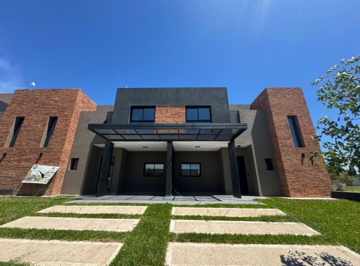 Casa · 124m² · 8 Ambientes