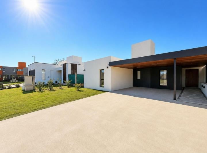 Casa · 135m² · 5 Ambientes · 4 Cocheras
