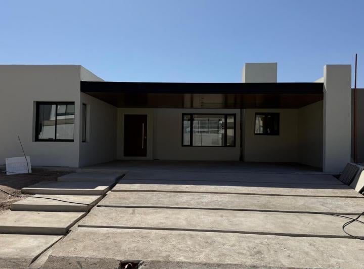 Casa · 130m² · 2 Ambientes · 3 Cocheras