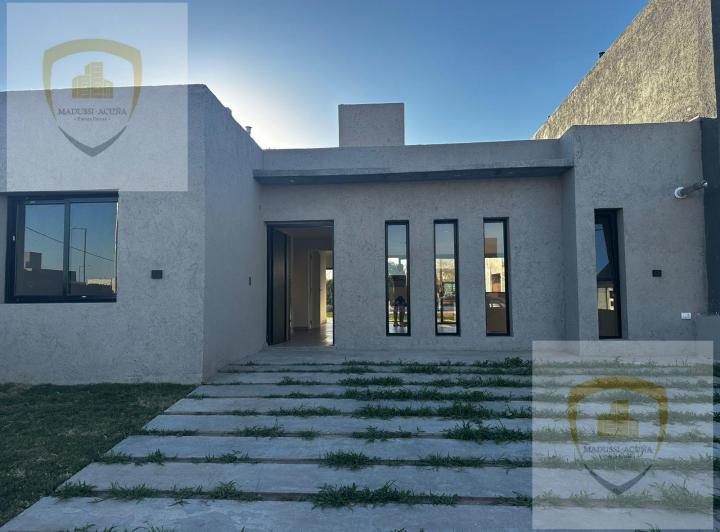 Casa · 110m² · 3 Ambientes · 2 Cocheras