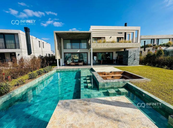 Casa · 321m² · 6 Ambientes · 4 Cocheras