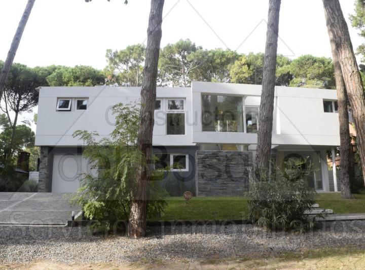 Casa · 240m² · 4 Ambientes