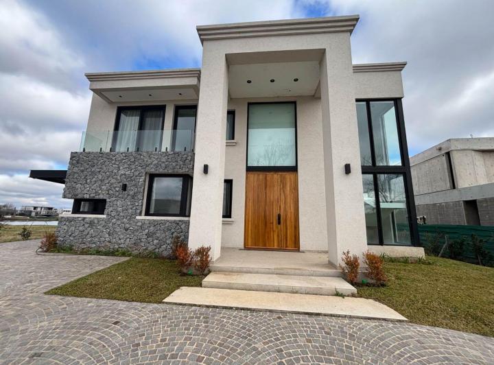 Casa · 320m² · 6 Ambientes · 3 Cocheras