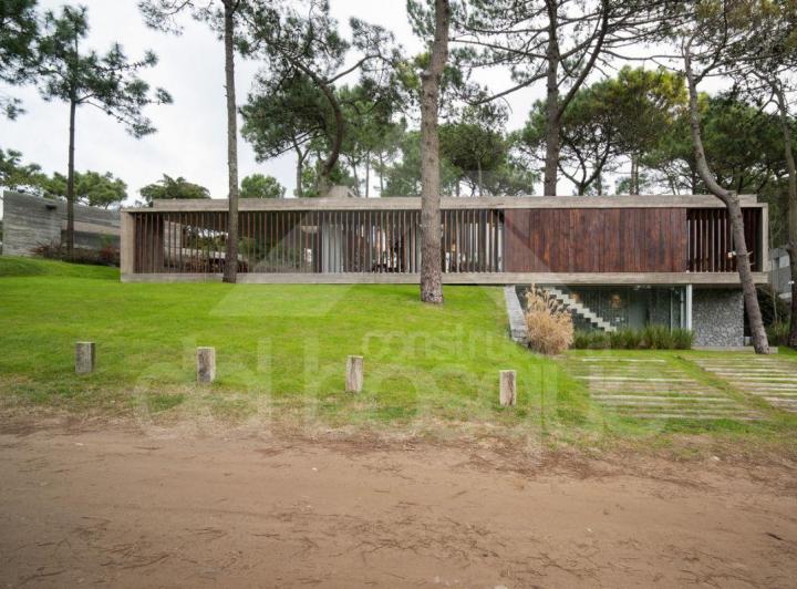 Casa · 240m² · 5 Ambientes