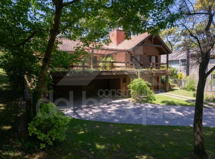 Casa · 243m² · 5 Ambientes · 1 Cochera