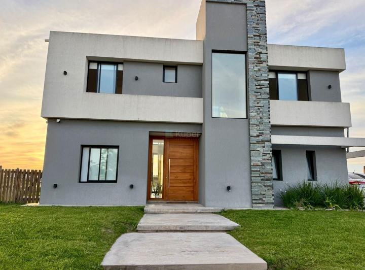 Casa · 180m² · 5 Ambientes · 2 Cocheras