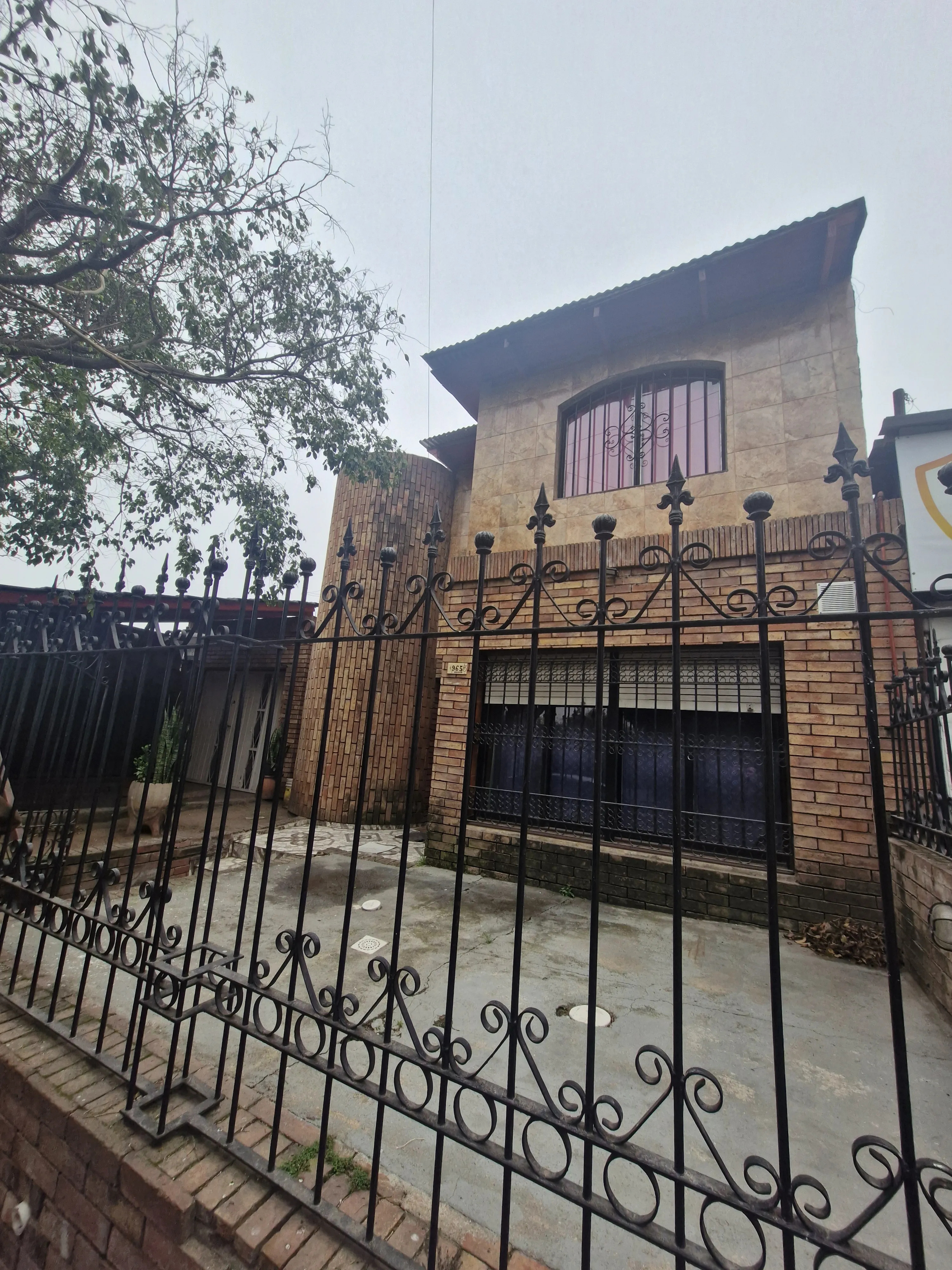 VENTA HERMOSA CASA 3 DOR-2 BAÑOS-PATIO-COCHERA A 15" DEL CENTRO