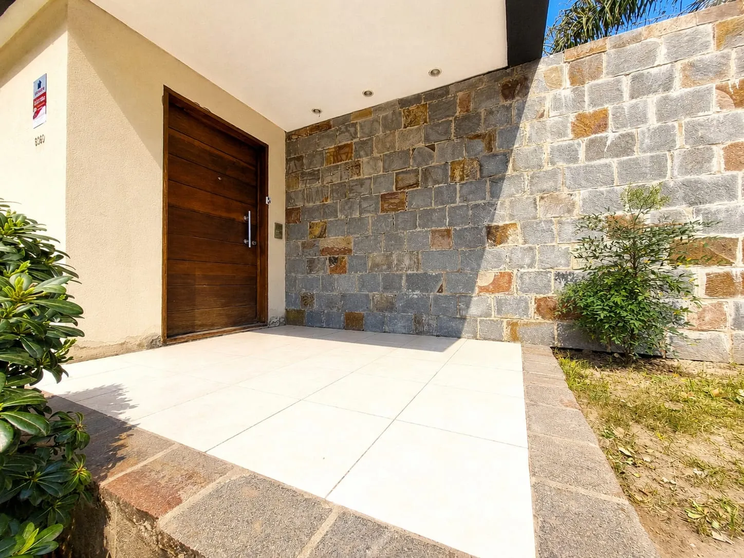 Venta Casa 3 Dormitorios - 3 Baños - Patio C/asador - Cochera P/2 Vehículos - B° Arguello